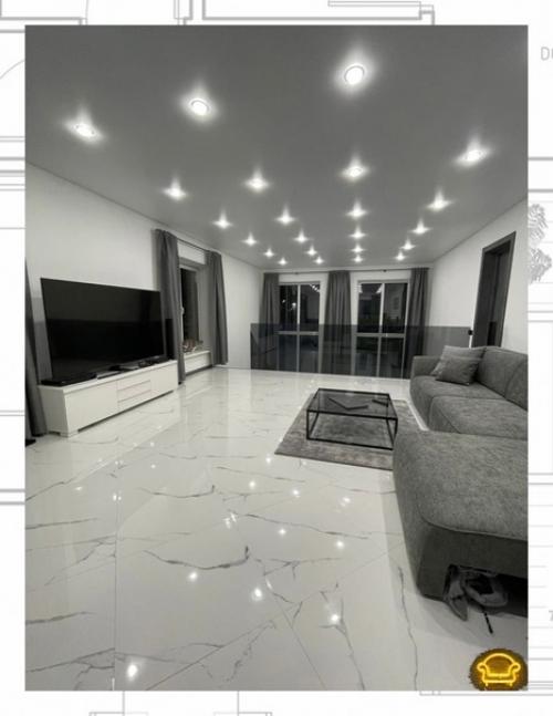 Для обустройства помещения в стиле хай - тек преимущественно используются металлические и стеклянные детали. 03