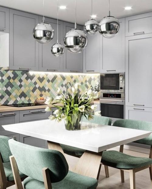 Интерьер квартиры, выполненный в спокойных тонах, помогает создать атмосферу уюта и спокойствия. 04