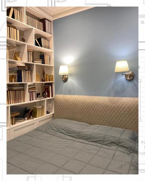 Классические стеллажи с большими полочками также отлично подойдут для зонирования комнаты на спальню и гостиную. 01