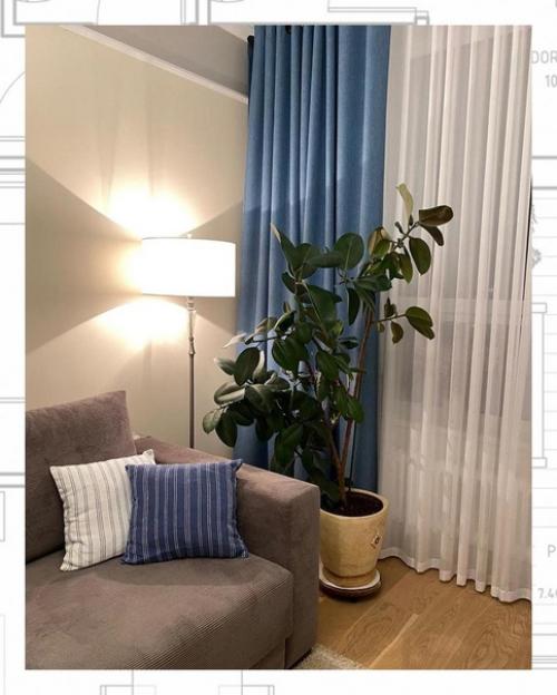 Классические стеллажи с большими полочками также отлично подойдут для зонирования комнаты на спальню и гостиную. 03