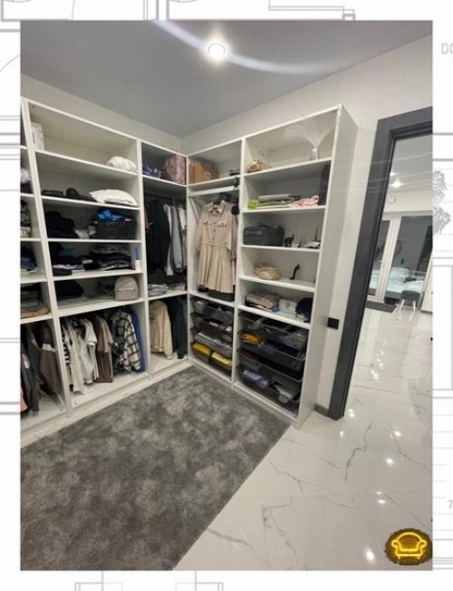 Для обустройства помещения в стиле хай - тек преимущественно используются металлические и стеклянные детали. 07