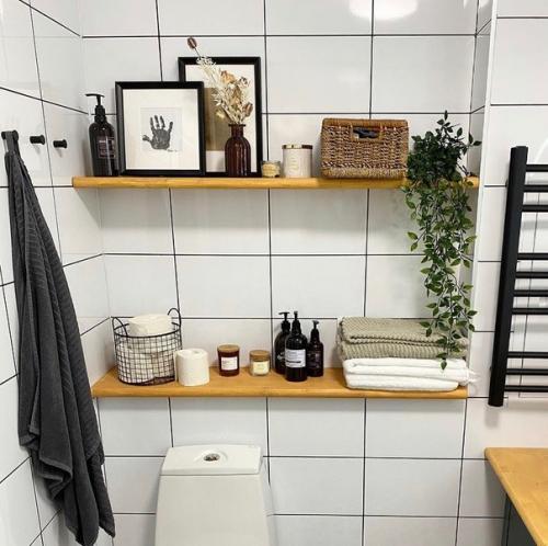 Ванная комната 4, 2 м 2 с выкрашенным полом. 03