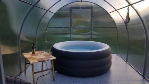 Теплица для джакузи 300 на 400 см своими руками за 2 недели. 06