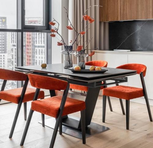 Интерьер получился очень пластичным, все элементы и линии взаимодействуют между собой, выстраивая плавные переходы из одной формы в другую. 04