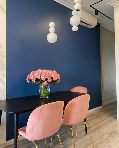 Яркие оттенки идеально вписались в интерьер небольшой квартиры. 01