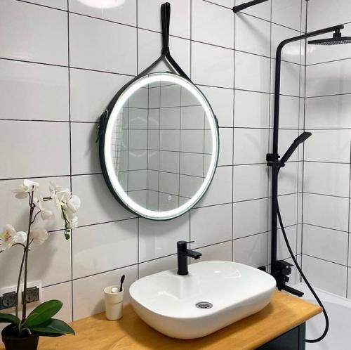 Ванная комната 4, 2 м 2 с выкрашенным полом. 05