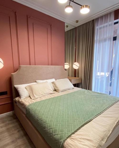 Яркие оттенки идеально вписались в интерьер небольшой квартиры. 03