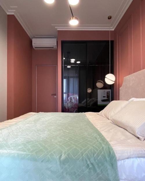 Яркие оттенки идеально вписались в интерьер небольшой квартиры. 05