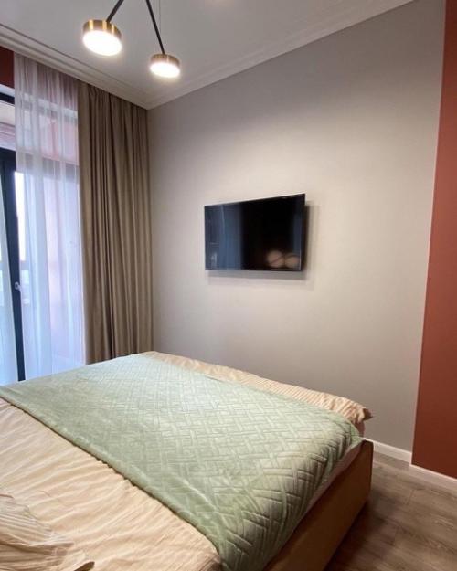 Яркие оттенки идеально вписались в интерьер небольшой квартиры. 04