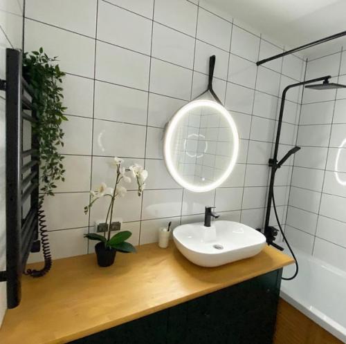 Ванная комната 4, 2 м 2 с выкрашенным полом. 08