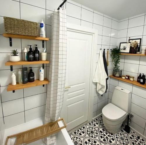 Ванная комната 4, 2 м 2 с выкрашенным полом. 01