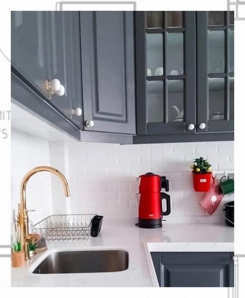 Тем, кто впервые решается на оформление кухни в сером цвете мы можем предложить разбавить скучный цвет оттенком белого. 03