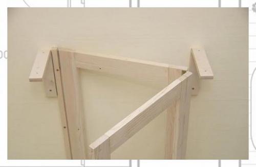 Складной настенный столик в кухне для экономии пространства. 08