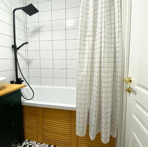 Ванная комната 4, 2 м 2 с выкрашенным полом. 02