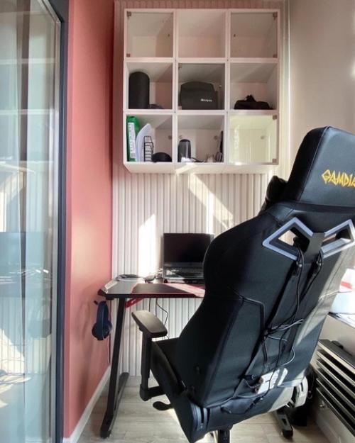 Яркие оттенки идеально вписались в интерьер небольшой квартиры. 07