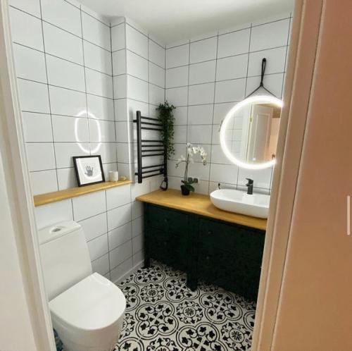 Ванная комната 4, 2 м 2 с выкрашенным полом. 07