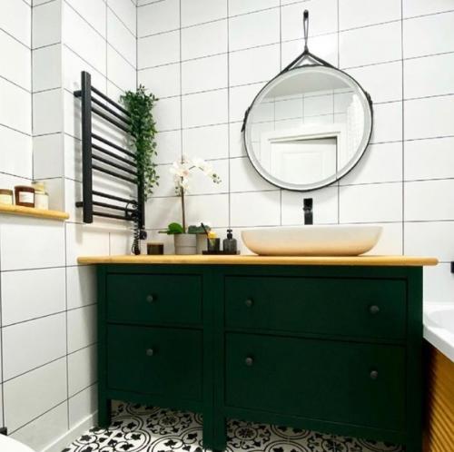 Ванная комната 4, 2 м 2 с выкрашенным полом. 04