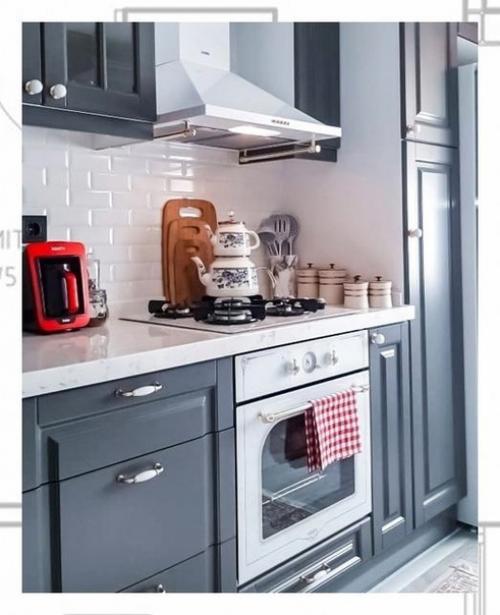 Тем, кто впервые решается на оформление кухни в сером цвете мы можем предложить разбавить скучный цвет оттенком белого. 04