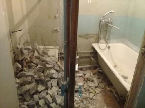 Своими руками ремонт - снесли стену и совместили санузел и ванную. 01