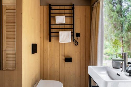 Этот модульный домик - наглядное доказательство того, что маленький метраж вовсе не мешает стилю, комфорту и функциональности. 05