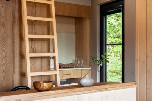 Этот модульный домик - наглядное доказательство того, что маленький метраж вовсе не мешает стилю, комфорту и функциональности. 03