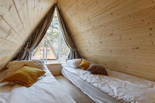 Оформление небольшого домика для отдыха в сосновом лесу - это искусство создавать уют и комфорт в самом сердце природы. 03