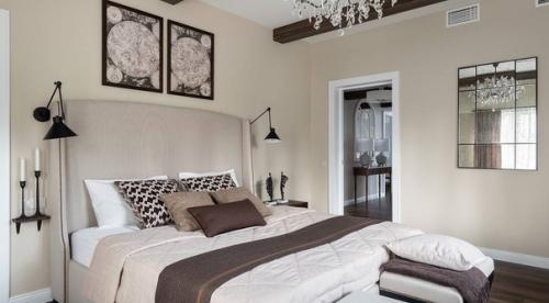 Загородный дом с яркой мебелью и атмосферным интерьером в стиле американской классики. 05