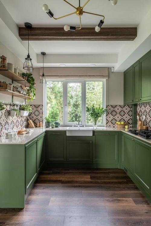 Загородный дом с яркой мебелью и атмосферным интерьером в стиле американской классики. 01