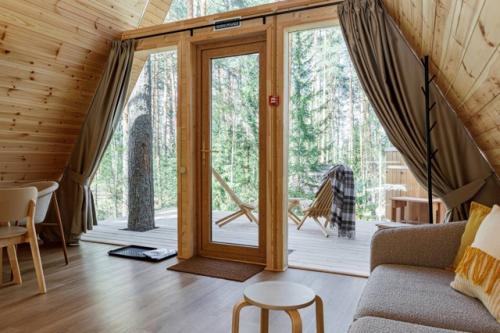 Оформление небольшого домика для отдыха в сосновом лесу - это искусство создавать уют и комфорт в самом сердце природы. 06