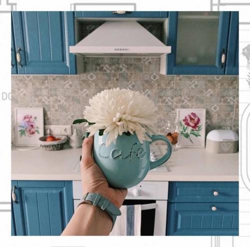 Дизайн кухни в голубом цвете редко встречается в российских квартирах. 01