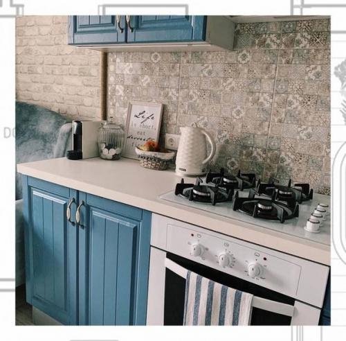 Дизайн кухни в голубом цвете редко встречается в российских квартирах. 05