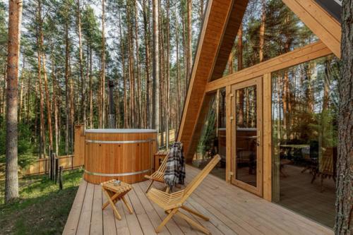 Оформление небольшого домика для отдыха в сосновом лесу - это искусство создавать уют и комфорт в самом сердце природы. 05