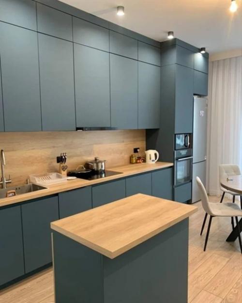 3 комнаты, потолки 3 метра, ремонт окончен недавно. 01