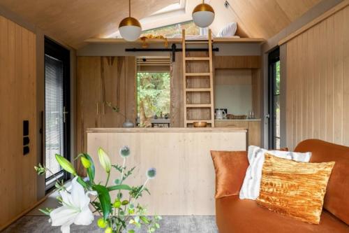 Этот модульный домик - наглядное доказательство того, что маленький метраж вовсе не мешает стилю, комфорту и функциональности. 02