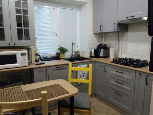 6 кв.  м. очень маленькая хрущевская кухня после ремонта. 07