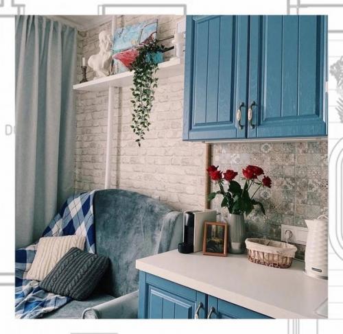 Дизайн кухни в голубом цвете редко встречается в российских квартирах. 02