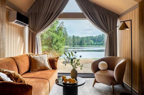 Этот модульный домик - наглядное доказательство того, что маленький метраж вовсе не мешает стилю, комфорту и функциональности. 01