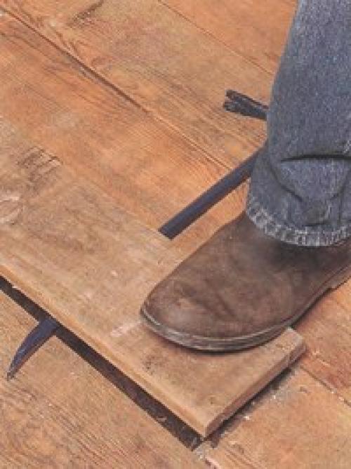 Замена поврежденной доски деревянного пола. 01