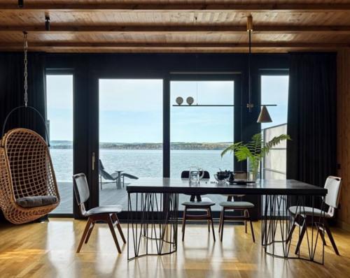 Есть дома, в которых просто живут. 01