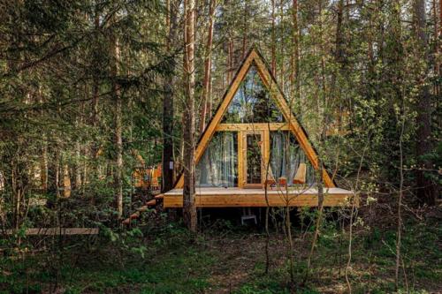Оформление небольшого домика для отдыха в сосновом лесу - это искусство создавать уют и комфорт в самом сердце природы. 07
