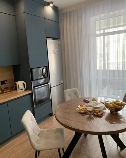 3 комнаты, потолки 3 метра, ремонт окончен недавно. 02