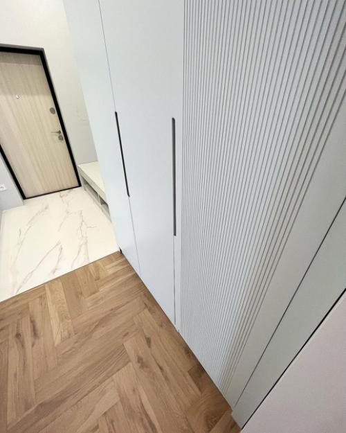 Мебель выполнена в том же оттенке, что и стены. 05