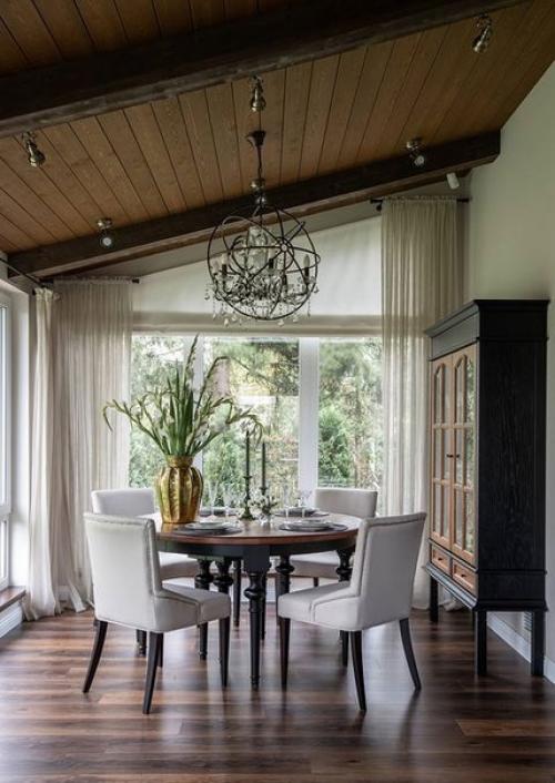 Загородный дом с яркой мебелью и атмосферным интерьером в стиле американской классики. 03