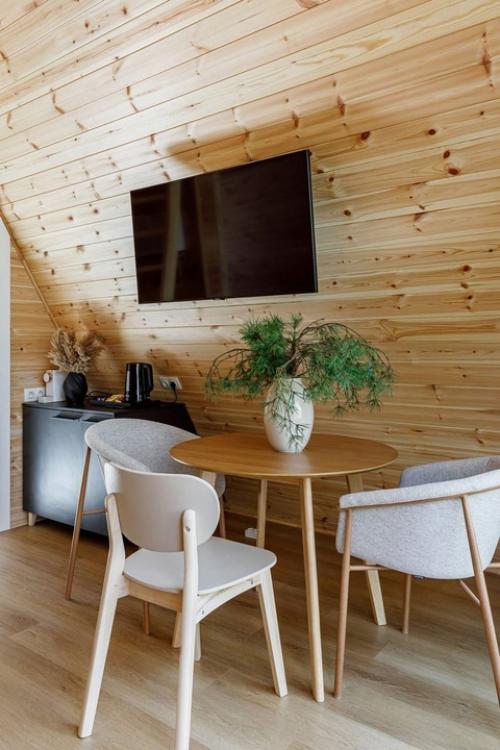 Оформление небольшого домика для отдыха в сосновом лесу - это искусство создавать уют и комфорт в самом сердце природы. 01