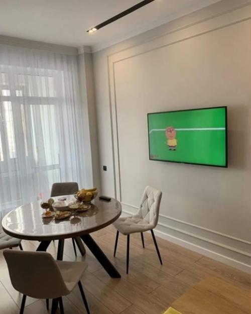 3 комнаты, потолки 3 метра, ремонт окончен недавно. 03