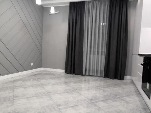 Квартира трехкомнатная.  В каждой комнате своя уникальная отделка стен. 02