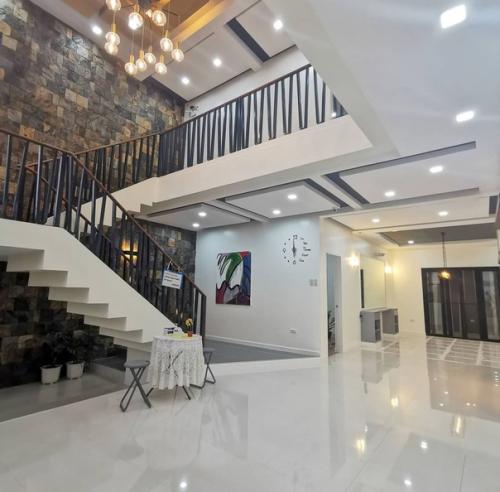 5 спален, 5 ванных комнат, гараж на 2 машины. 05