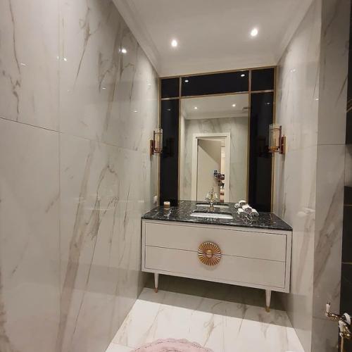 Окончен капитальный ремонт квартиры по дизайн - проекту с авторским надзором, площадью 200 кв. 09