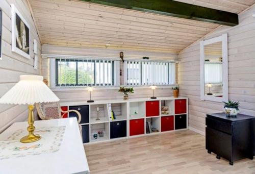 В случае если вам близки тишина, уют и практичность без лишнего шума - этот дом вас точно очарует. 03