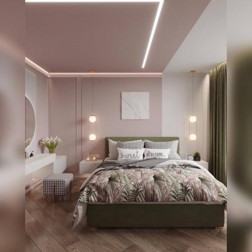 Мягкие пастельные тона, бархатистый зелёный и припыленный розовый, использование геометрии делают дизайн спальни уютным и изысканным. 03